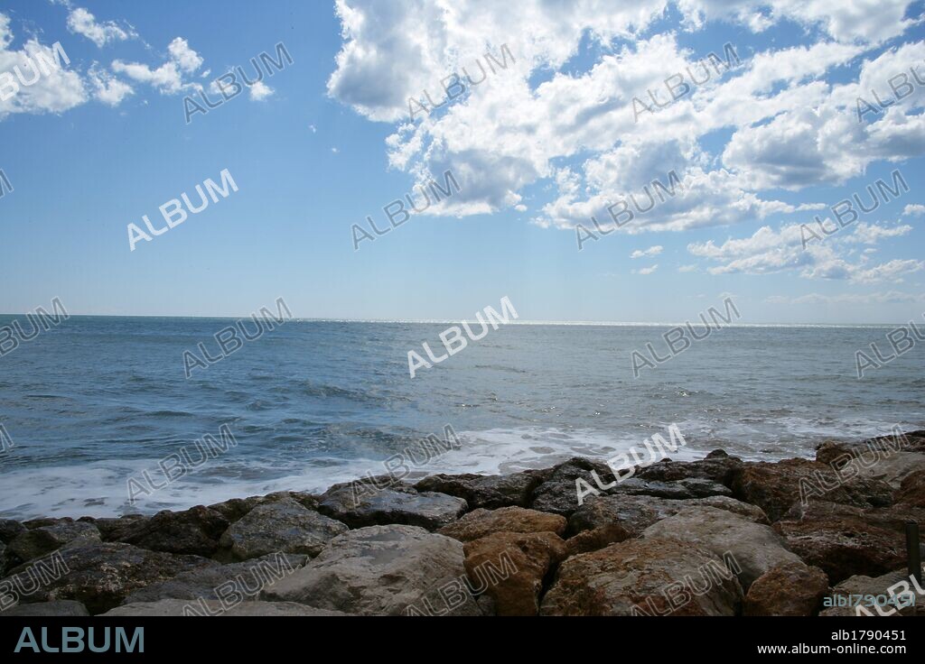 Vista del MAR junto al rompeolas. Salou. Comarca del Tarragonès. Provincia de Tarragona. Cataluña.
