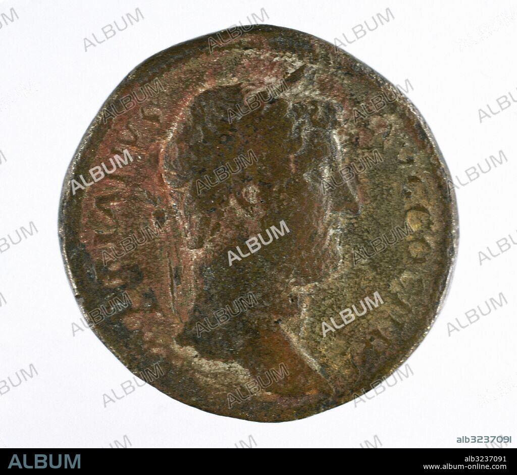 ADRIANO, Publio Elio (Publius Aelius Adrianus) (Itálica, 76-Bayas, 138). Emperador romano (117-138). Hijo de Publio Elio Adriano Afer y de Domicia Paulina y sucesor de su primo Trajano. Anverso de un SESTERCIO de bronce con la efigie del emperador Adriano. Museo Nacional de Arte Romano. Mérida. Provincia de Badajoz. Extremadura. España.