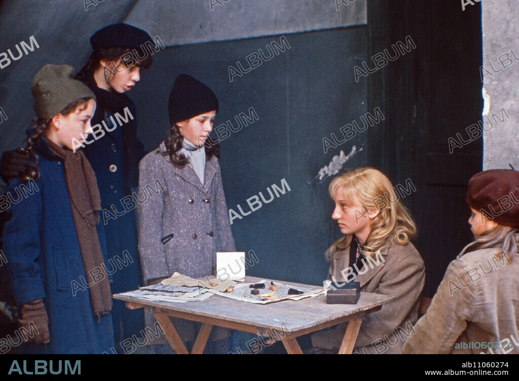 A Piece of Heaven, TV series, Germany 1982, Director: Franz Peter Wirth, Episode 2 "The Forbidden City", Actor: Dana Vavrova (2nd from left).
