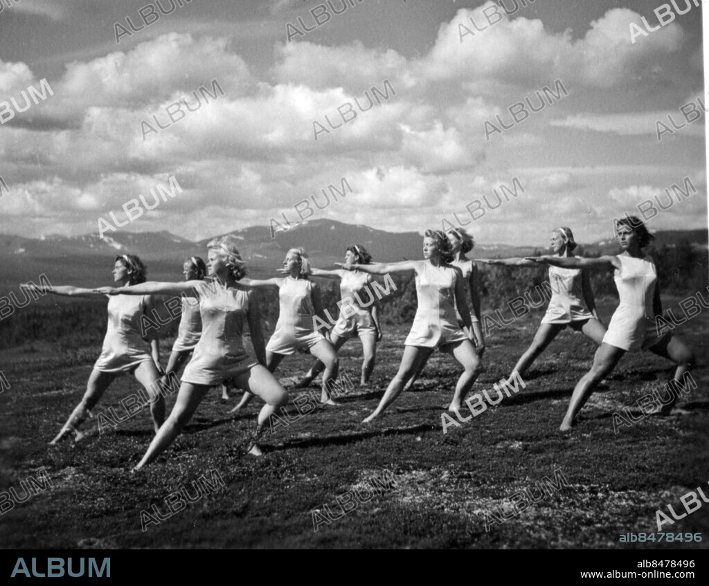 Arkiv 1940 - Sofiaflickorna tränar i Vålådalen 1940 i samband med att Gösta Olander spelade in en film om Sofiaflickorna. Personer på bilden: Karin Blomkvist, Birigt Sistonen, Ulla-Britt Hellström, Maggis Nilvang, Gudrun Sjögren, Gerd Björkman, Ruff. Ohlin, Maggan Norell och Ingrid Gulltorp.. Foto: TT / Kod 194.