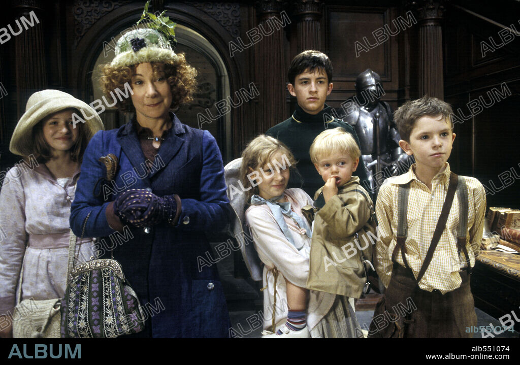 FREDDIE HIGHMORE and ZOE WANAMAKER in FIVE CHILDREN AND IT, 2004, directed by JOHN STEPHENSON. Copyright CAPITOL FILMS.