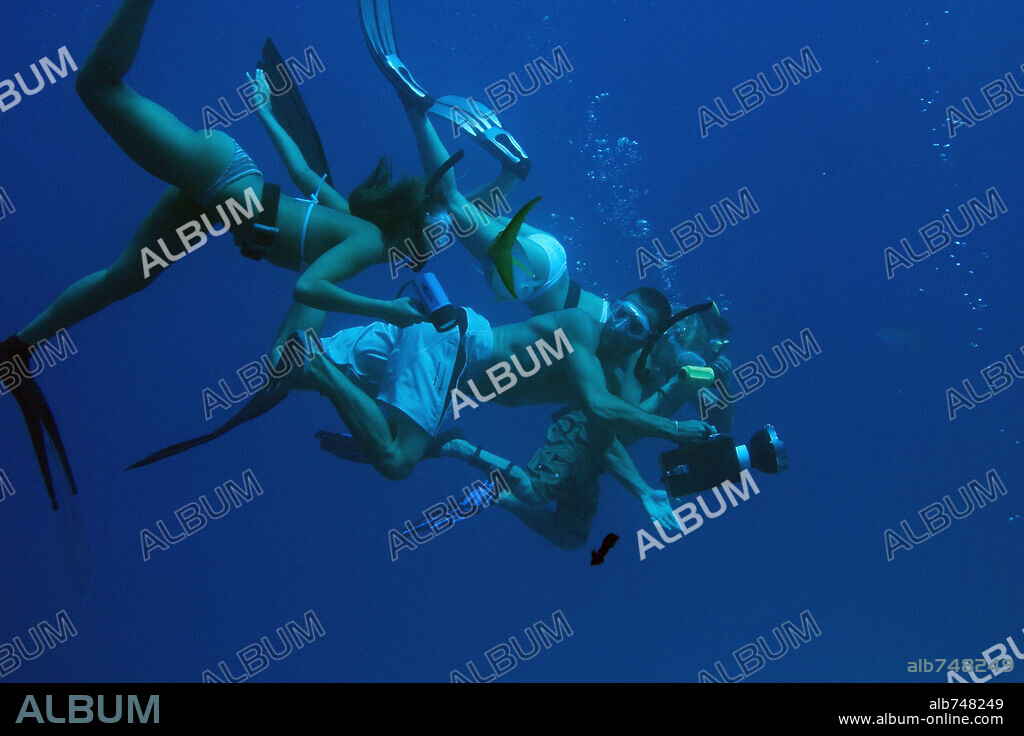 ASHLEY SCOTT, JESSICA ALBA, PAUL WALKER y SCOTT CAAN en INMERSIÓN LETAL, 2005 (INTO THE BLUE), dirigida por JOHN STOCKWELL. Copyright COLUMBIA PICTURES / JOHNSON, JOHN P.