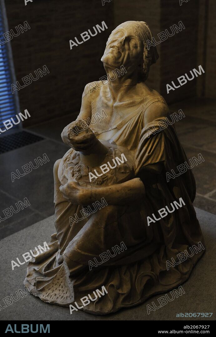 ARTE ROMANO. Escultura con la representación de una vieja mujer borracha. La anciana sujeta una jarra de vino. Copia de un original del 200 a. C. Glyptothek. Munich. Alemania. Europa.