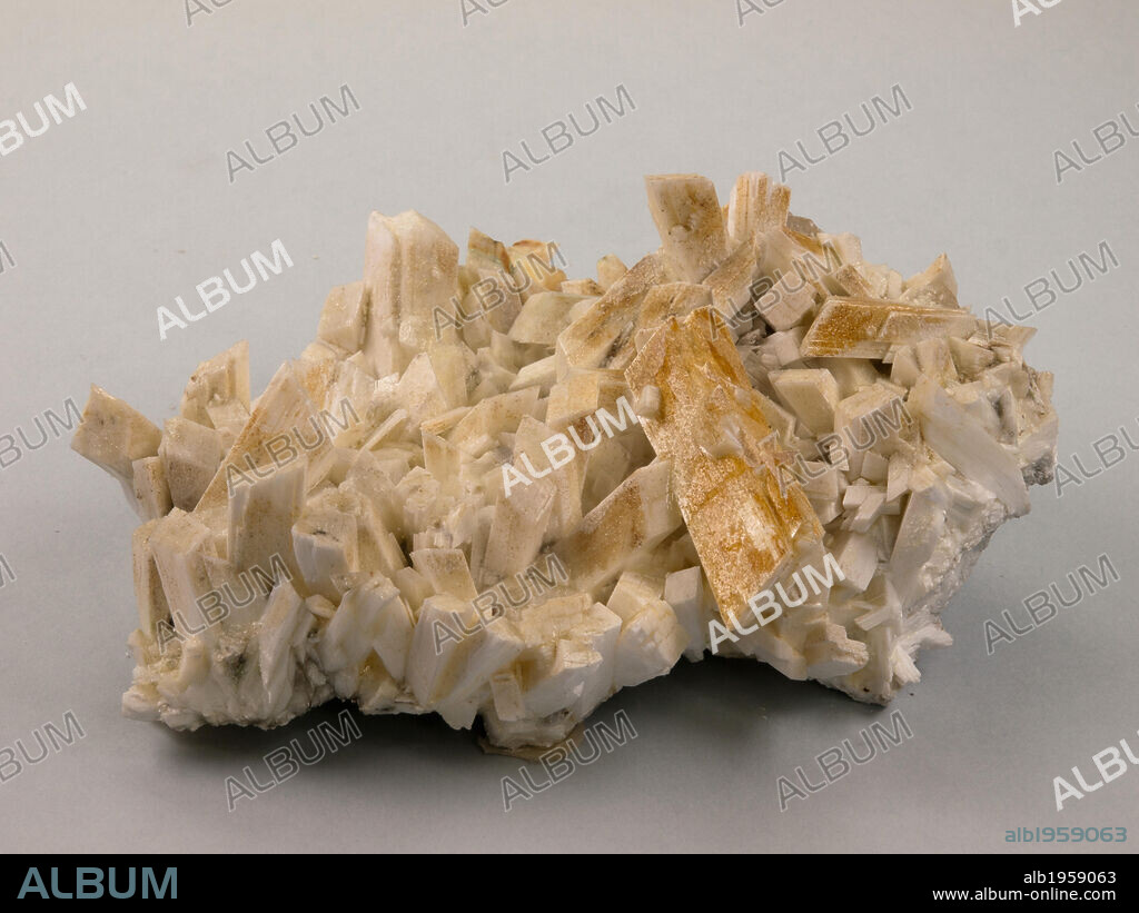 LAUMONTITA. Mineral del tipo 9 (silicatos) .