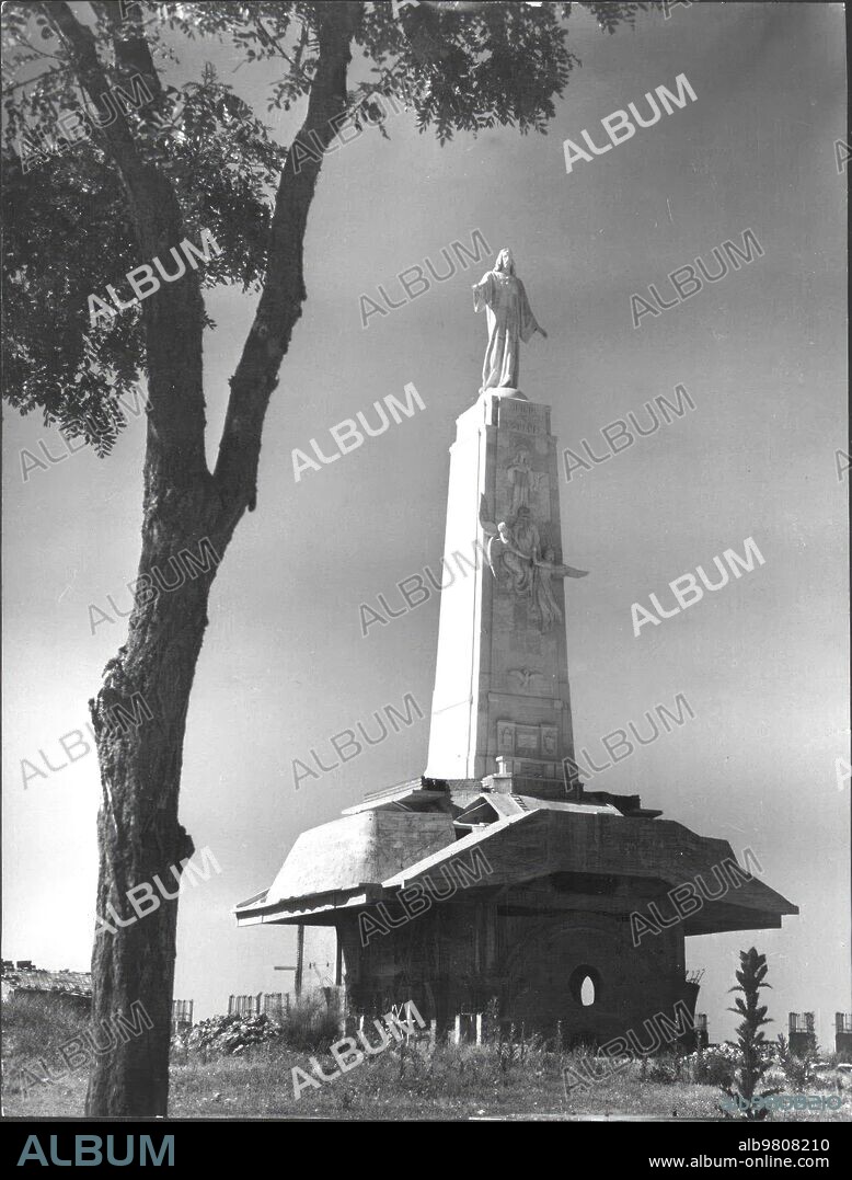 18 junio 1954. Monumento en Obras al sagrado corazón en el cerro de los Ángeles.