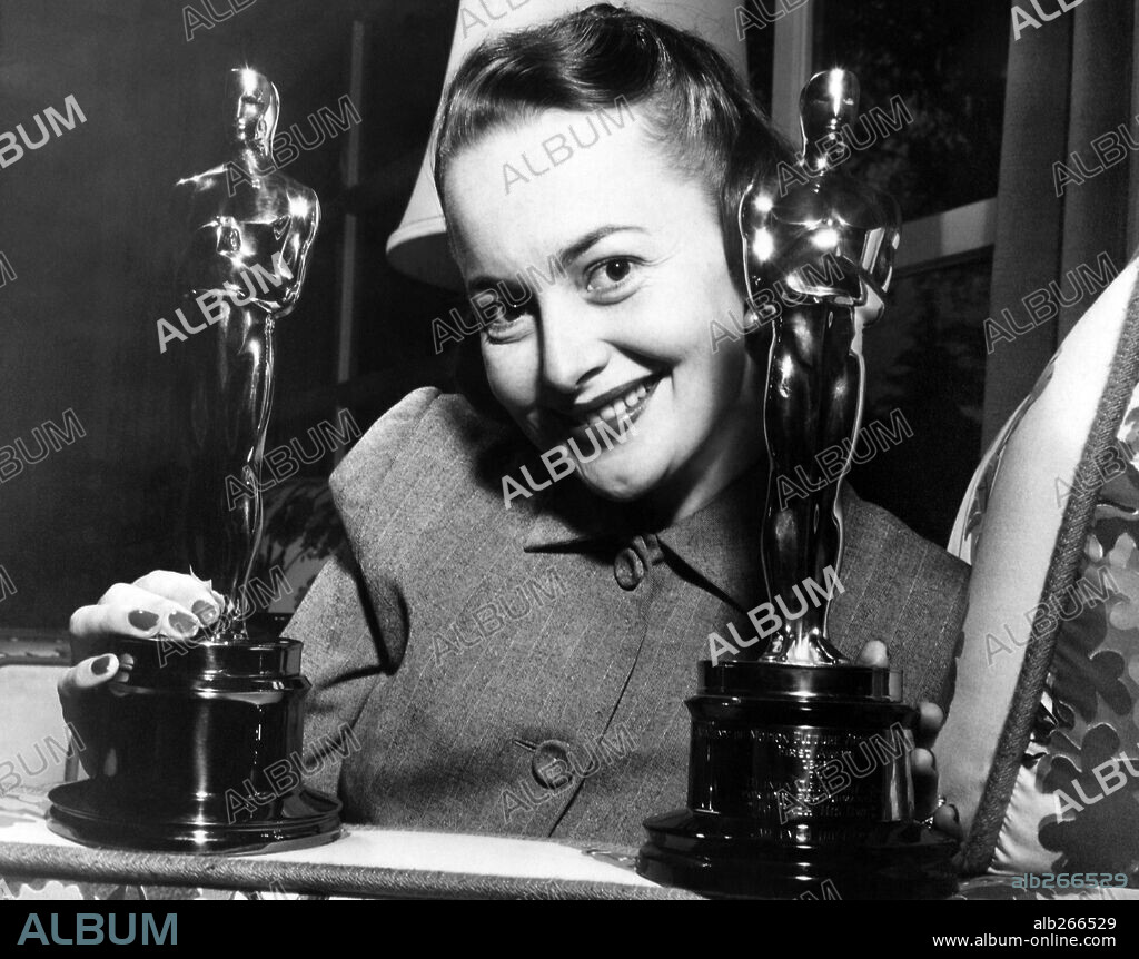 OLIVIA DE HAVILLAND. Olivia de Havilland posa con sus dos premios por "Vida íntima de Julia Norris"(1946) y "La heredera" (1949). 1949
