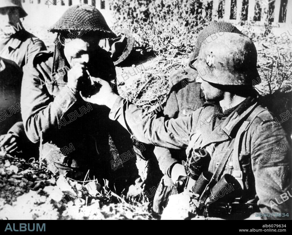 Ein Deutscher gibt einem britischen Soldaten während des Afrikafeldzugs Feuer. Der Afrikafeldzug unter Generalfeldmarschall Erwin Rommel ("Wüstenfuchs") scheiterte in den von Juni bis November 1942 andauernden Kämpfen bei El Alamain. Trotz des Befehls Adolf Hitlers an Rommel, seinen Truppen "keinen anderen Weg zu zeigen als den zum Siege oder zum Tode" zog sich Rommel angesichts der britischen Übermacht zurück. Im März 1943 kapitulierten die Streitkräfte der Achsenmächte in Afrika. 30/11/1999