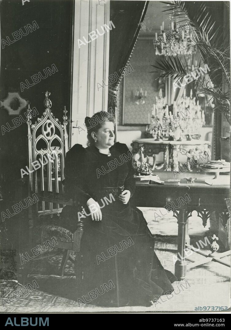 1890. Un retrato de Emilia Pardo Bazán.