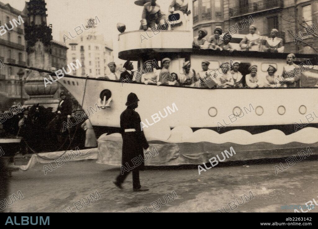Barcelona. Desfile de carrozas en la rua de Carnaval de 1930.