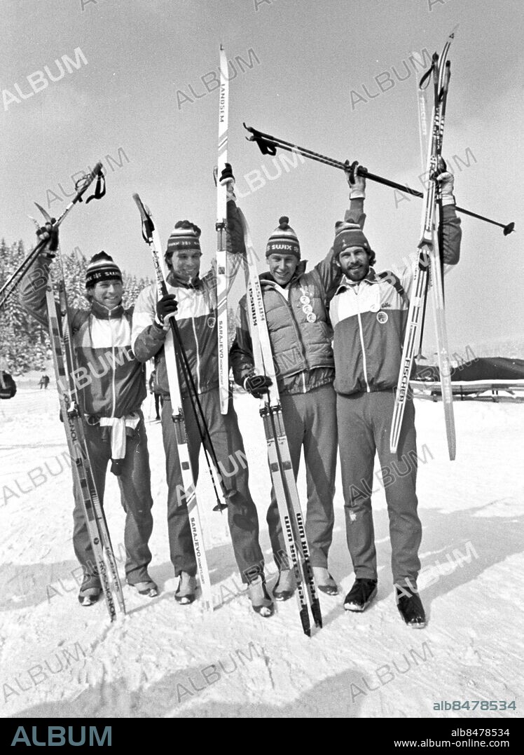 ARKIV 1984-02-16. De svenska stafettherrarna fr. v. Jan Ottosson, Benny Kohlberg, Gunde Svan och Thomas Wassberg höjer skidor och stavar i luften när de firar guldet i herrarnas stafett i längdskidåkning vid de olympiska vinterspelen i Sarajevo, Jugoslavien 16:e februari 1984.. Foto: Jan Collsiöö / TT / Kod: 1001.