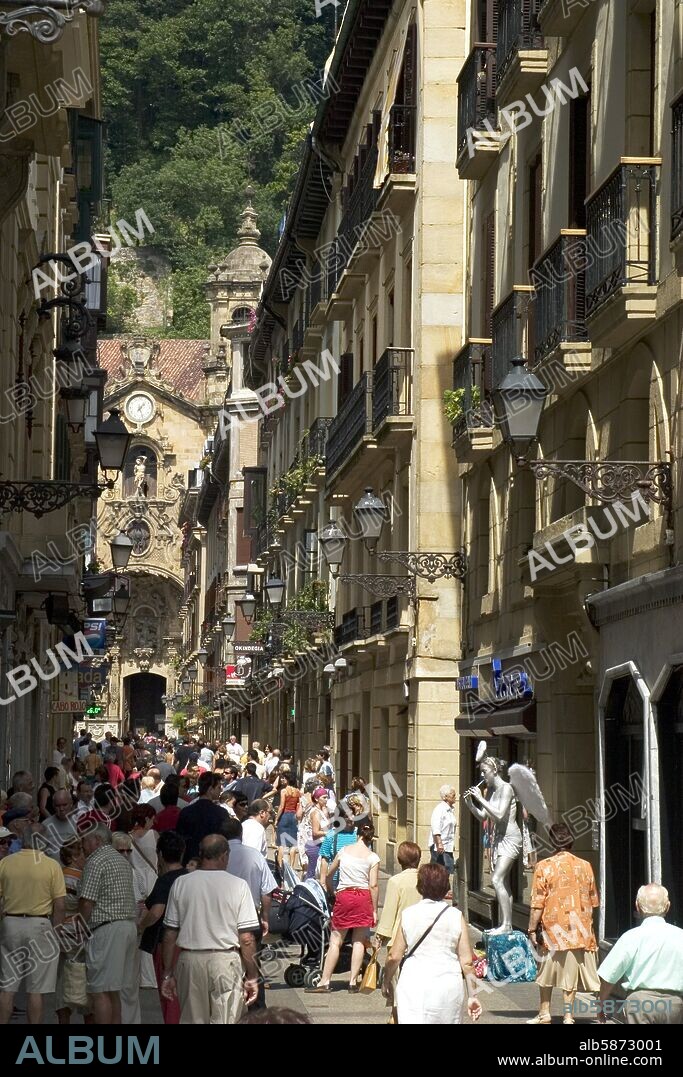 Donostia / San Sebastian; Casco Viejo pleno de viandantes : calle Campanario y Basilica de Santa María.