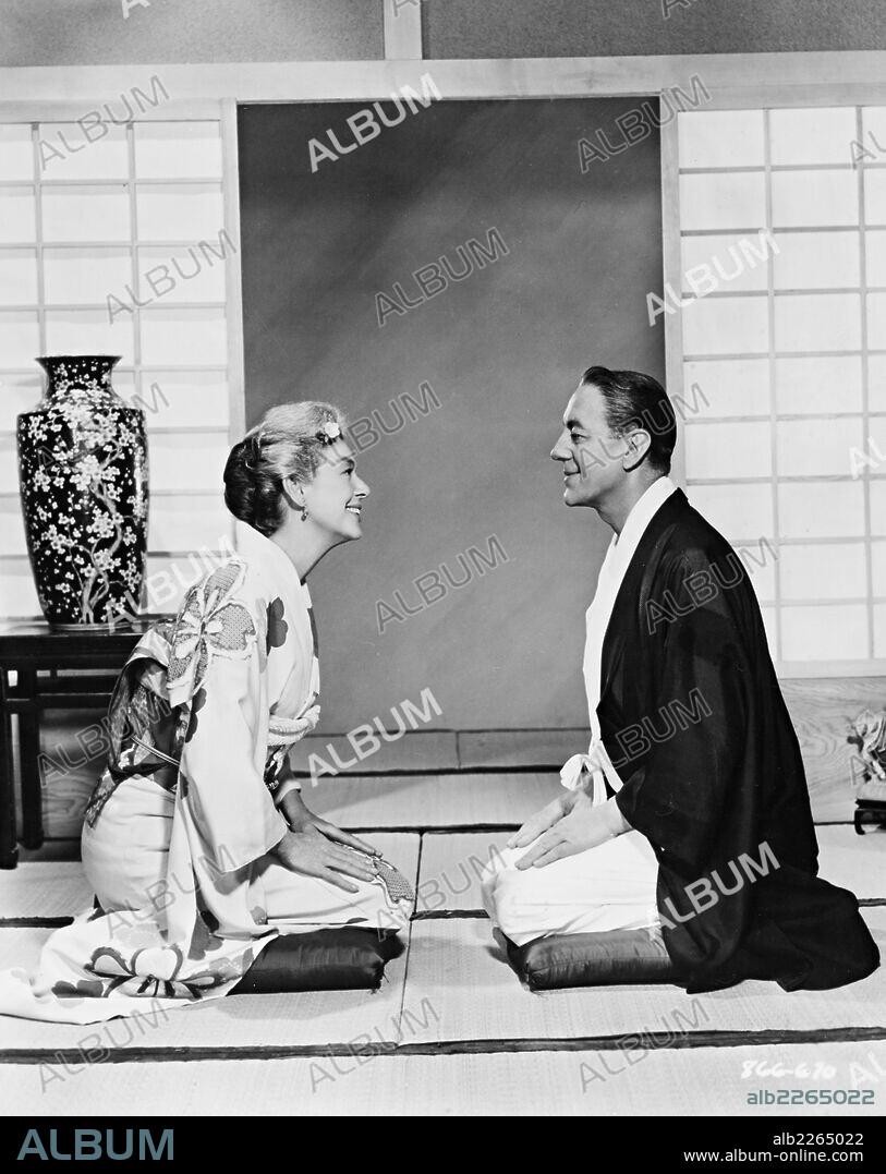 ALEC GUINNESS and ROSALIND RUSSELL in A MAJORITY OF ONE, 1961, directed by MERVYN LEROY. Copyright WARNER BROS.