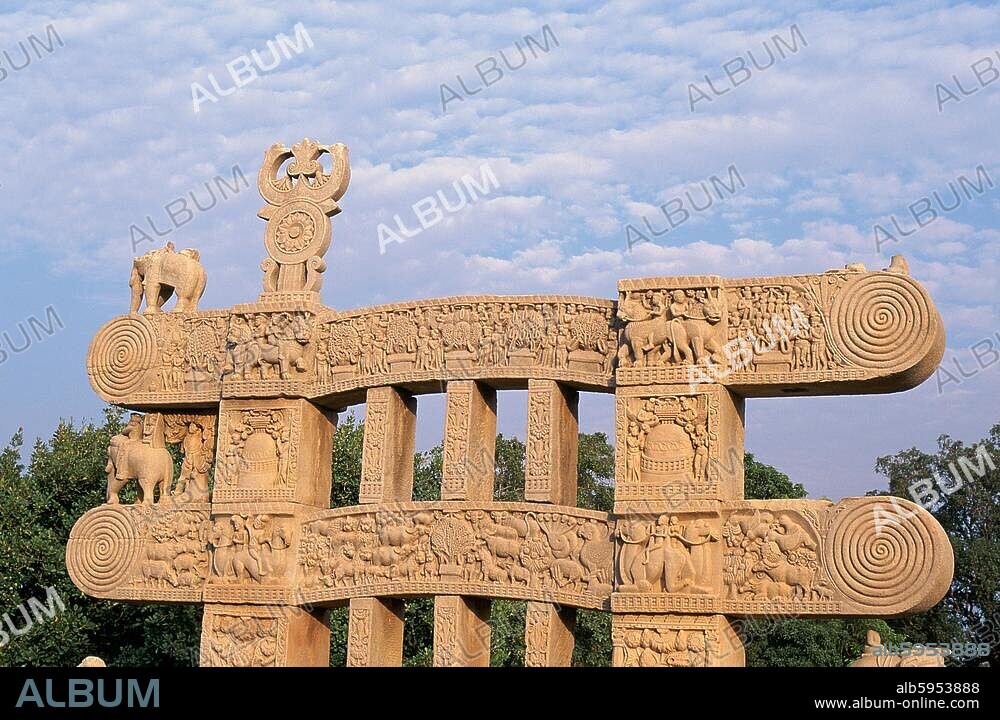 Sanchi (Madhya Pradesh, Central India), Stupa No. 1 or Great Stupa (sponsored by Emperor Ashoka in the 3rd century B.C., expanded later), East gate / East Torana (Satavahna period, 2nd-1st c. B.C.), inner side.-Partial view of the inner side.-Photo, 1995.
