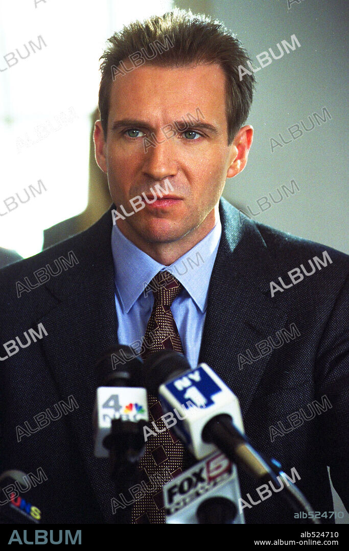 RALPH FIENNES in MAID IN MANHATTAN, 2002, directed by WAYNE WANG. Copyright COLUMBIA PICTURES.