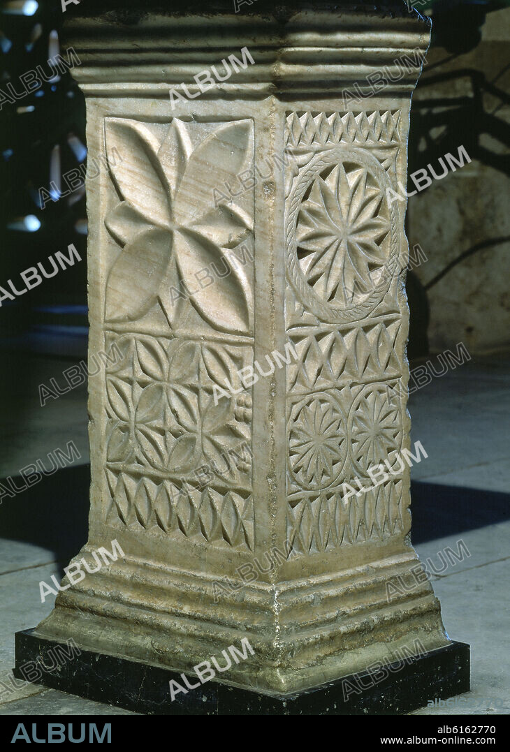 PEDESTAL VISIGODO DE PILA BAUTISMAL- SIGLO VII - MARMOL- RELIEVE CON FORMAS GEOMETRICAS.