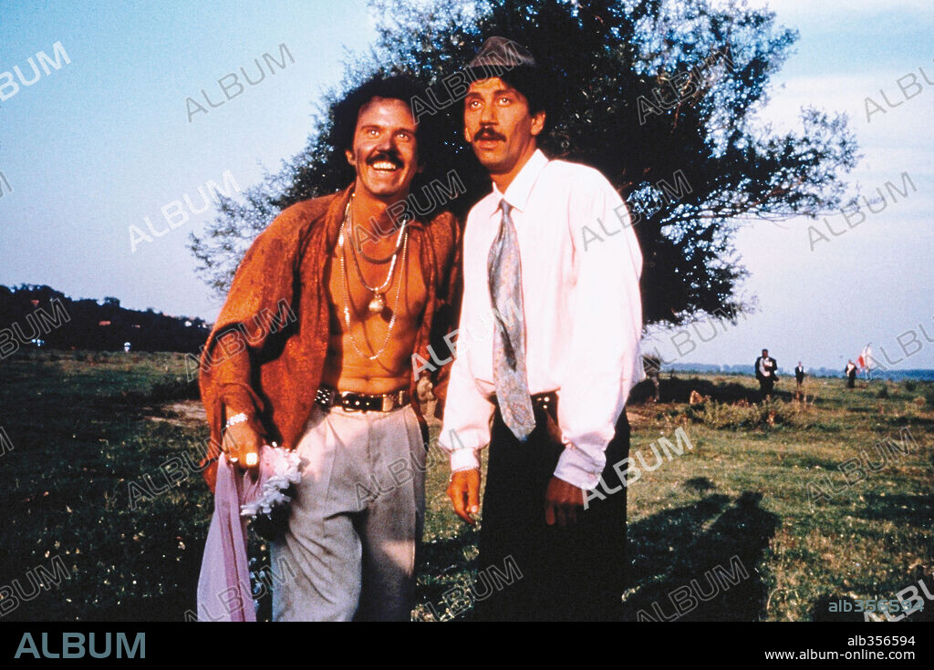 BAJRAM SEVERDZAN and SRDJAN TODOROVIC in BLACK CAT, WHITE CAT, 1998 (CRNA MACKA, BELI MACOR), directed by EMIR KUSTURICA. Copyright OCTOBER FILMS.