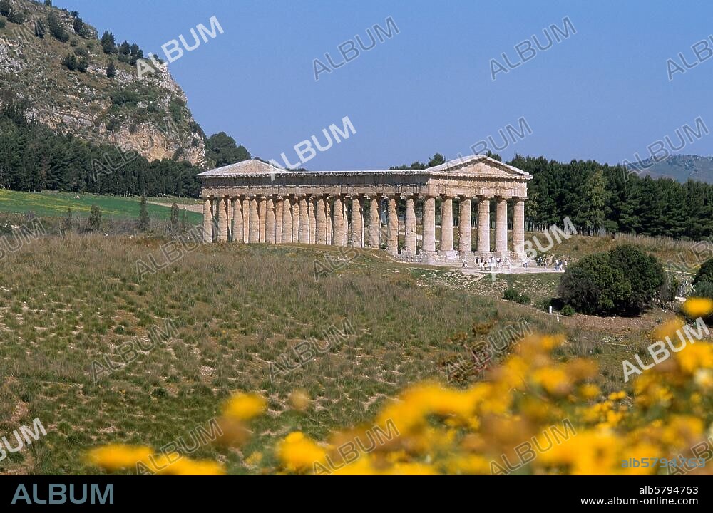 Segesta - Egesta (Prov. Trápani, Sizilien, Italien), Tempel. (dorisch, letztes Drittel 5. Jh. v. Chr., hexastyler Peripteraltempel, 6 × 14 Säulen, Maße der Stylobatfläche 23,12 x 58,03 m). Gesamtansicht von Südosten. Foto, 1997.