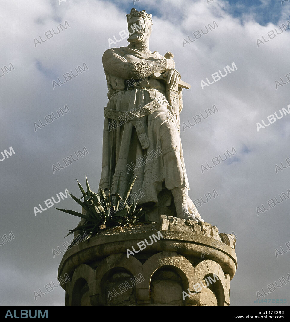 ALFONSO I el Batallador (h.1073-1134). Rey de Aragón y Navarra (1104-1134). Hijo de Sancho Ramirez y Felicia de Roucy, dama de la nobleza francesa. Sus objetivos políticos y militares se centraron en la conquista de Zaragoza, Lleida, Tortosa y Valencia. ESTATUA del monarca obra de José BUENO y labrada en mármol de Carrara. Está ubicada en el Parque Primo de Rivera. ZARAGOZA.