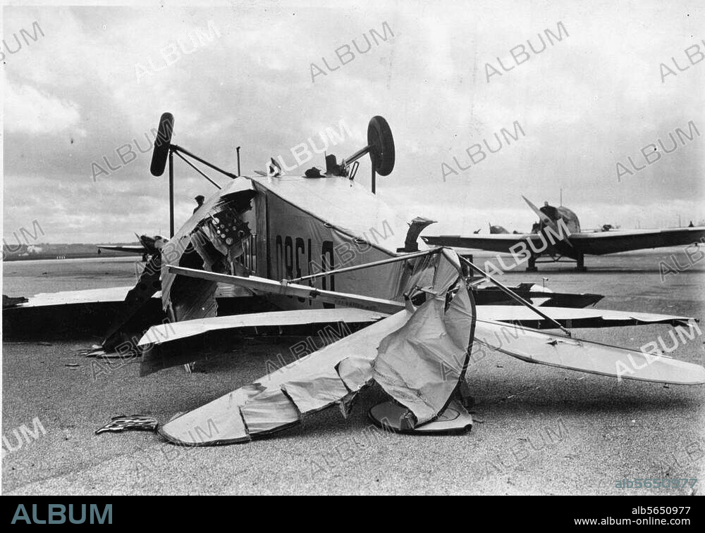 Luftfahrt:. Flugzeuge. Focke-Wulf A 17 "Möwe" der Lufthansa. Die abgestellte Maschine wurde am 4. Juli 1928 von einer Windhose erfaßt. Foto.