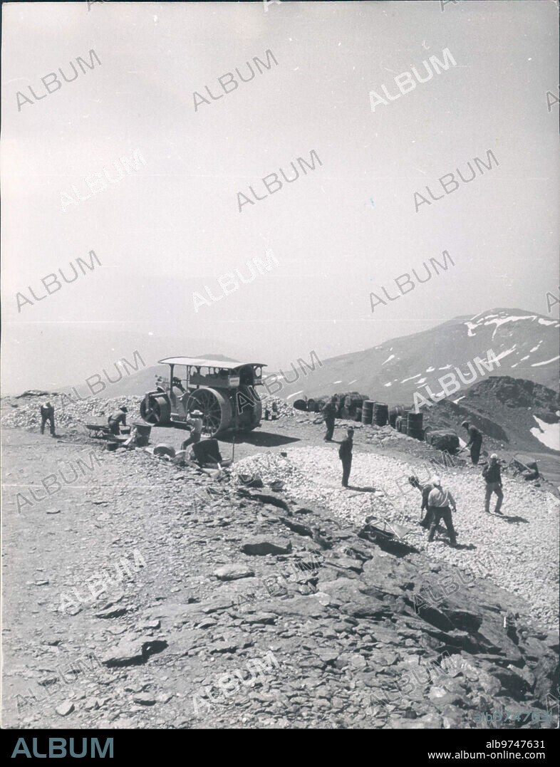 Agosto 1969. Para facilitar el acceso A la estación invernal del Veleta, en Sierra Nevada, A más de 3.400 Metros sobre el nivel del Mar, se Está Construyendo la carretera que llega hasta la Misma Cumbre, qué Será la más alta de Europa. Al mismo tiempo se Instala una estación terminal de Telecabinas.