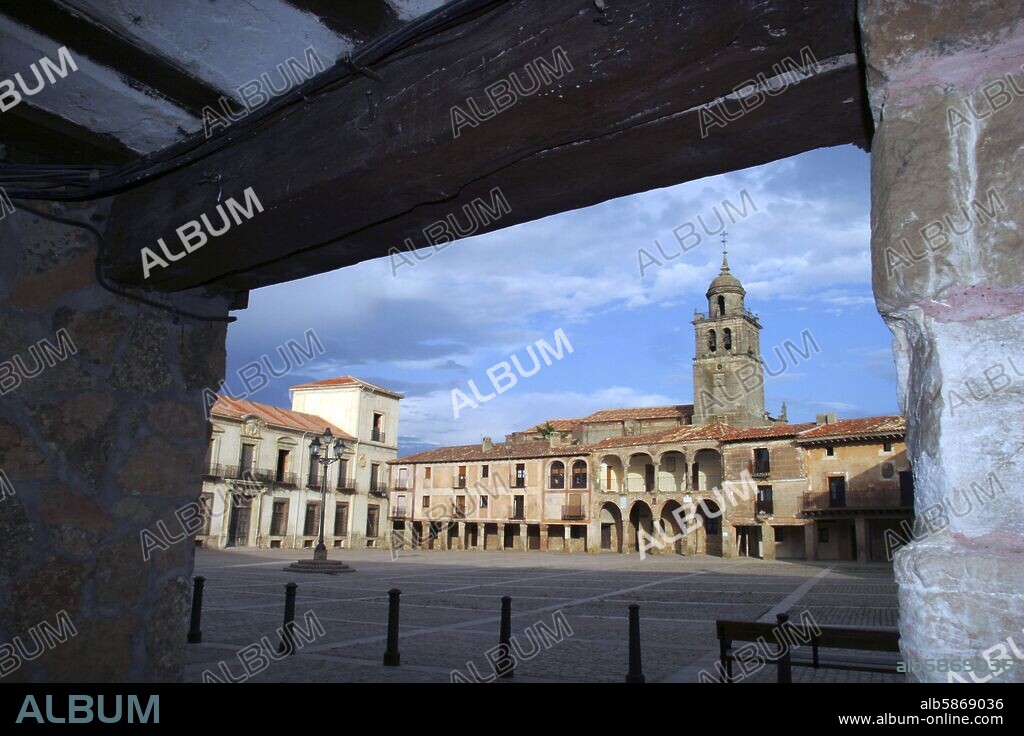 Medinaceli; Plaza Mayor porticada con la antigua  Alhóndiga a derecha, y Palacio de los Duques de Medinaceli a izquierda + colegiata de Santa María.