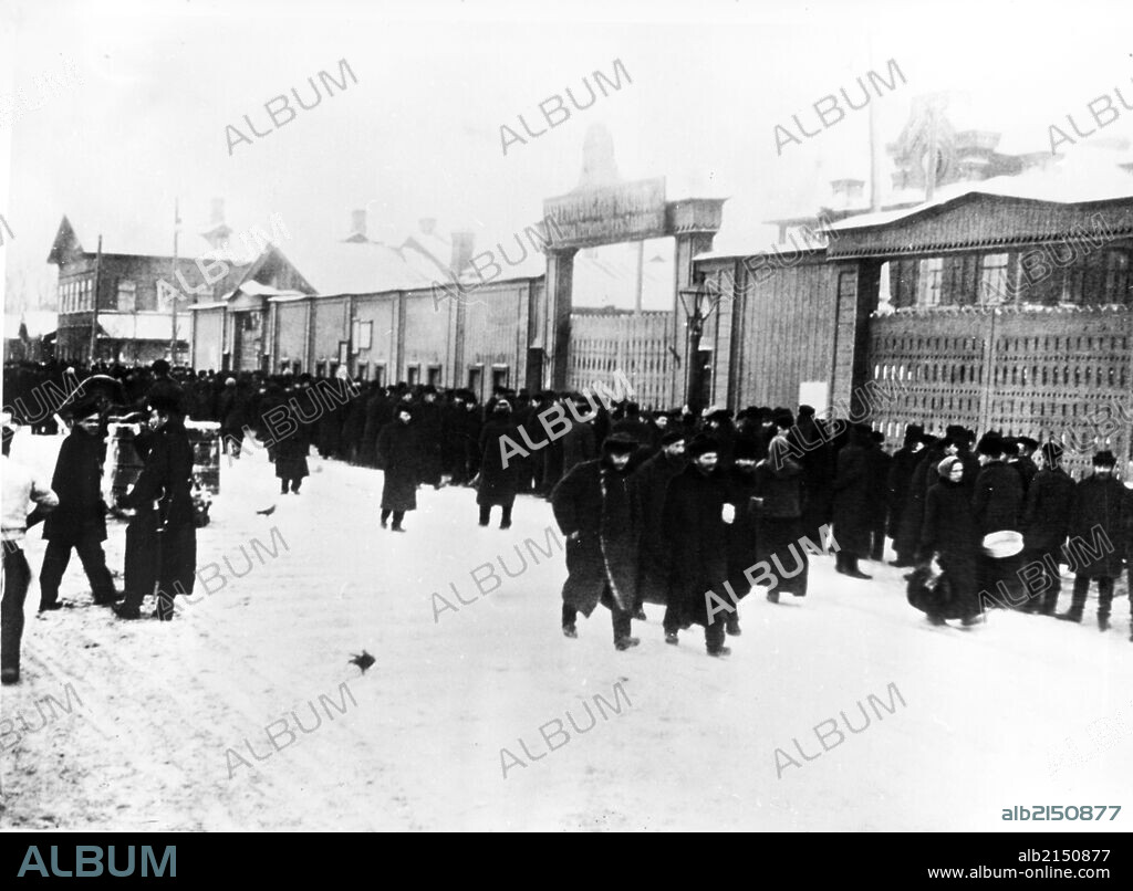 Putilov plant workers on strike in front of the closed factory gates, petersburg, january 1905, during the 1905 revolution. 01/02/2013