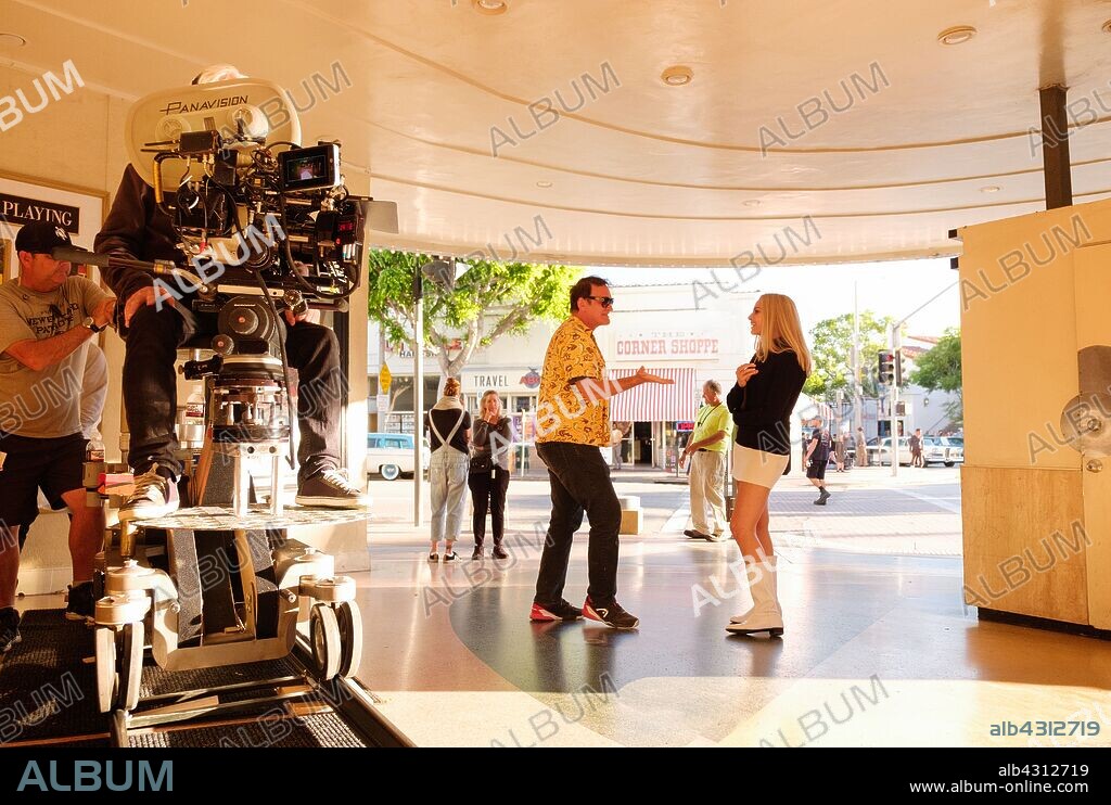 MARGOT ROBBIE and QUENTIN TARANTINO in ONCE UPON A TIME... IN HOLLYWOOD, 2019, directed by QUENTIN TARANTINO. Copyright Sony Pictures Entertainment/Heyday Films/Visiona Romantica.