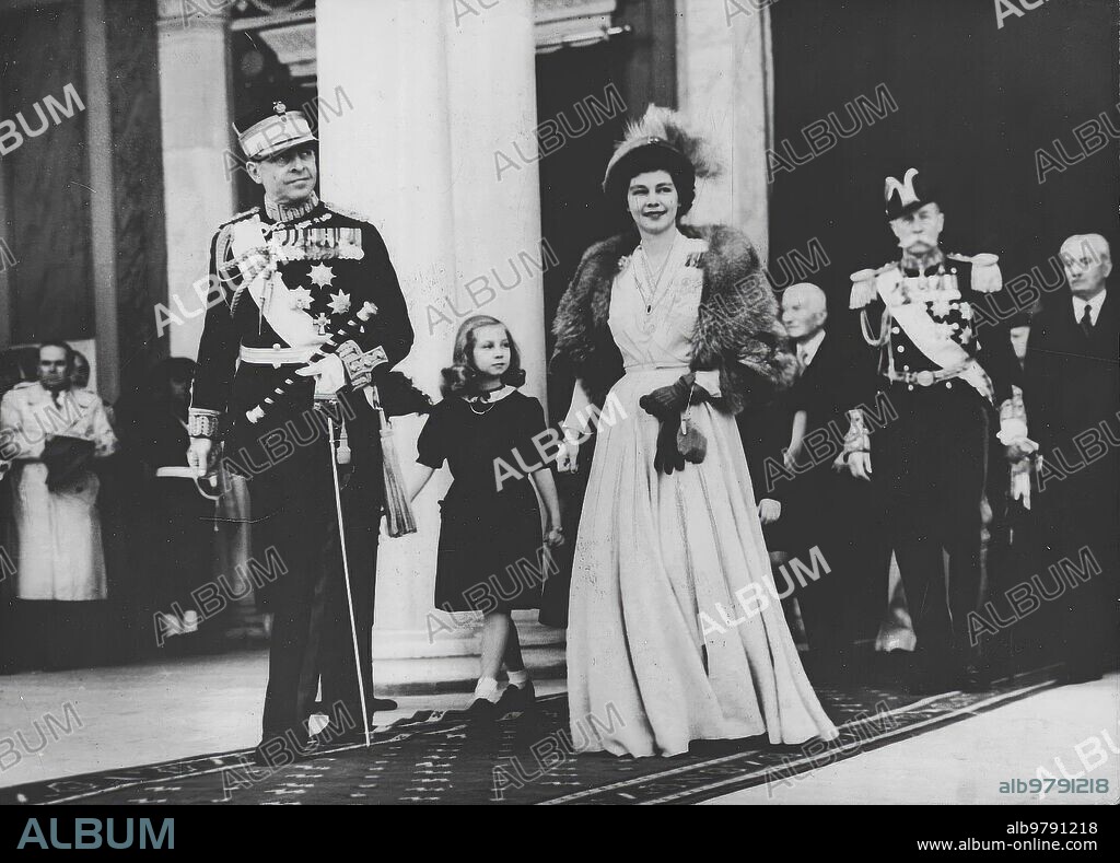 Atenas, 30/3/1949. Pablo de Grecia y la Reina Federica. Su hija Sofía, futura Reina de España, camina tras ellos.