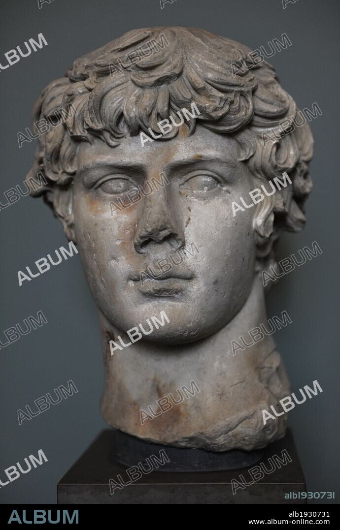 ARTE ROMANO. ANTINOO. Favorito y posiblemente amante del emperador Adriano. Tras su muerte fue deificado. Cabeza. Finales S. I. Año 130. Mármol. MUSEO CARLSBERG GLYPTOTEK. COPENHAGUE. Dinamarca. Norte Europa.