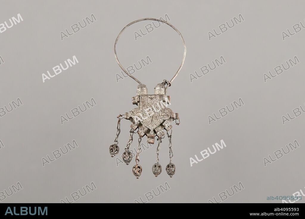 Orfebrería. Zarzillo de plata. formados por un gran aro, del que cuelga una pieza con decoracion a base de tecnica de granulado, cuya parte superior lleva dos salientes que sirven de union al aro, mientras que su parte inferior tiene forma triangular y de la que sobresalen a su vez unos pequeños apendices con decoracion de filigrana. De ellos pende una serie de colgantes calados de forma oblonga, sujeto a unas cadenillas. Siglo XIII-Siglo XIV. Reino Nazarí de Granada.