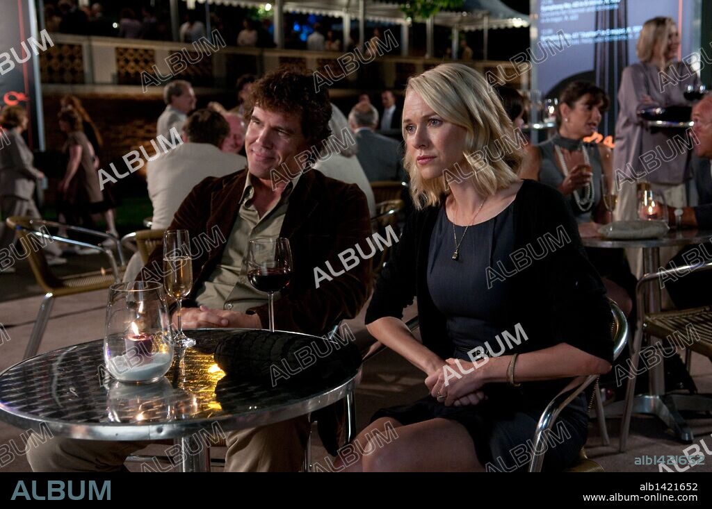 JOSH BROLIN y NAOMI WATTS en CONOCERAS AL HOMBRE DE TUS SUEÑOS, 2010 (YOU WILL MEET A TALL DARK STRANGER), dirigida por WOODY ALLEN. Copyright MEDIAPRODUCCION, S.L./GRAVIEL PRODUCTIONS INC. / HAMSHERE, KEITH.