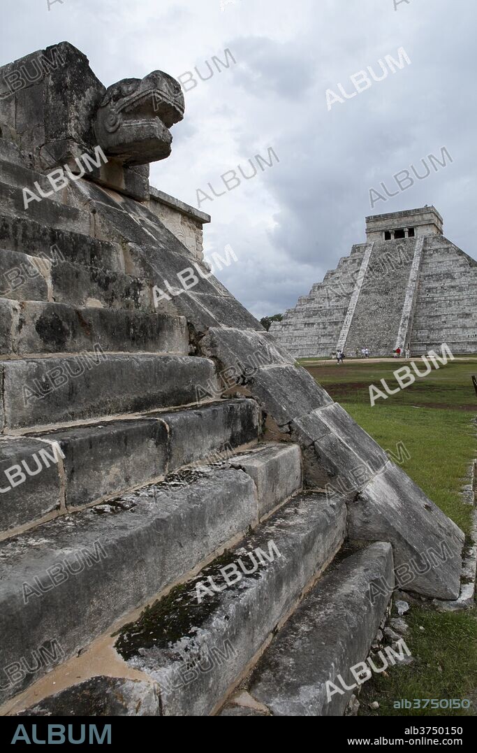 Venus platform with Kukulkan Pyramid in the background, Chichen Itza, UNESCO World Heritage Site, Yucatan, Mexico, North America.
