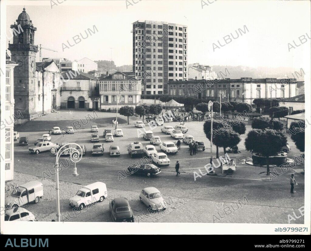 1968. Plaza del Campo Also known as the García Naveira Brothers. We see on the left, the Baroque tower (17th century) of Santo Domingo, on the right, the neoclassical style palace built in the 18th century and whose function was to archive the kingdom of Galicia. The urban center is provided with three Gothic Churches with Romanesque features: Santiago, San Francisco and Santa María del Azogue. Next to these, the convent of Agustinas Recoletas (17th century), the Town Hall (18th century) designed by Ventura Rodríguez, the Huérfanas school.