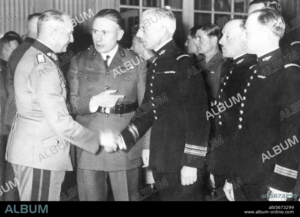 Brauchitsch, Walther von Generalfeldmarschall (1938-1941 Oberbefehlshaber des Heeres), 1881-1948. Generaloberst von Brauchitsch begrüßt französische Offiziere, Teilnehmer eines internationalen Reitturniers in Berlin. Foto, 29.1.1939.