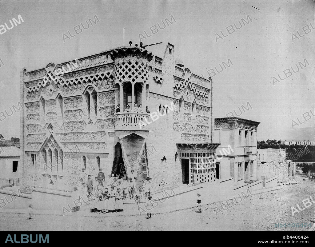 Ca l'Espinal, casa diseñada por el arquitecto J. Rubió i Bellver, en 1900 en la Colonia Güell. Colonia industrial situada en el término municipal de Santa Coloma de Cervelló, Barcelona. 1914.