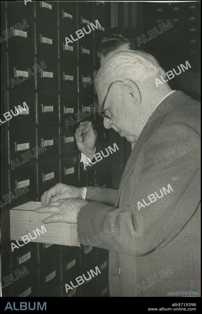 Madrid, Julio de 1960. Julio Casares, en la Real Academia Española muestra al Sr. Cabezas la biografía de una palabra.