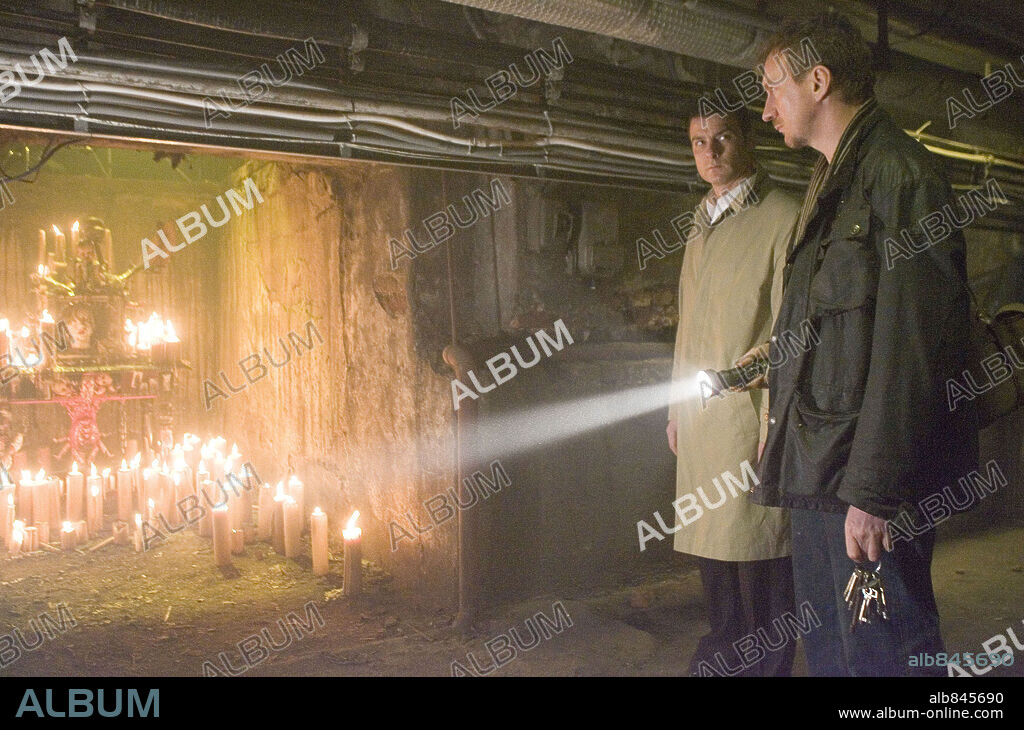 DAVID THEWLIS y LIEV SCHREIBER en LA PROFECÍA, 2006 (THE OMEN), dirigida por JOHN MOORE. Copyright VALITUTTI, VINCE.