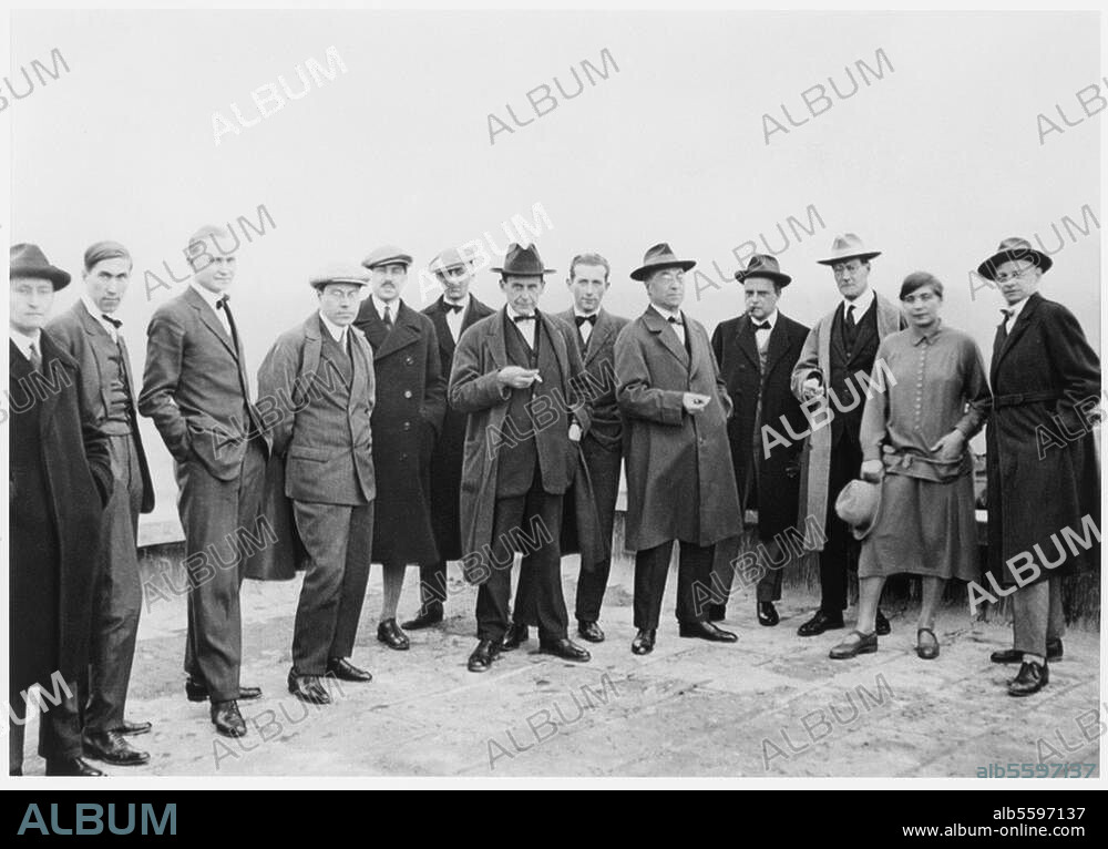 Klee, Paul photo de groupe des maîtres du Bauhaus à Dessau (1926) : (de g. à d.) Josef Albers, Hinnerk Scheper, Georg Muche, László Moholy-Nagy, Herbert Bayer, Joost Schmidt, Walter Gropius, Marcel Breuer, Wassily Kandinsky, Paul Klee, Lyonel Feininger, Gunta Stölzl und Oskar Schlemmer.