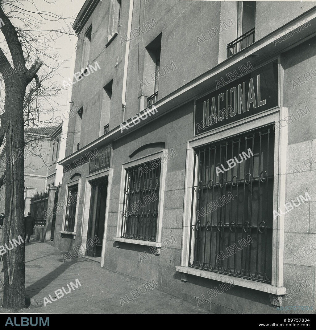 Madrid, 15/12/1962. Oficinas de expedición del DNI en la calle de Joaquín García Morato, 18 (Actualmente Santa Engracia).