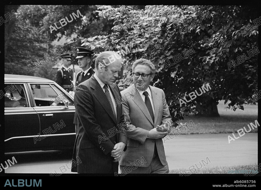 Ford, Gerald R. 38. Präsident der USA (1974-77), geb. Omaha (Nebraska) 14.7.1913. Gerald Ford im Gespräch mit US-Außenminister Henry Kissinger im Park des Weißen Hauses in Washington, D.C. Foto, 16. August 1974 (Thomas J. O'Halloran).