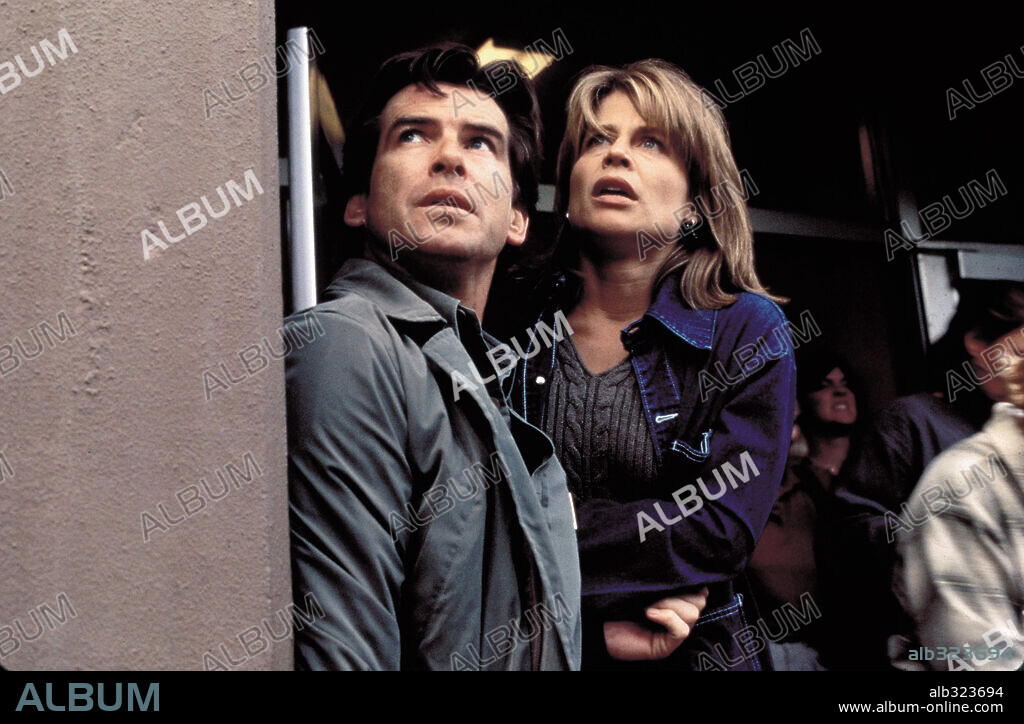 LINDA HAMILTON and PIERCE BROSNAN in DANTE'S PEAK, 1997, directed by ROGER DONALDSON. Copyright PARAMOUNT/UNIVERSAL/MGM / GLASS, BEN.