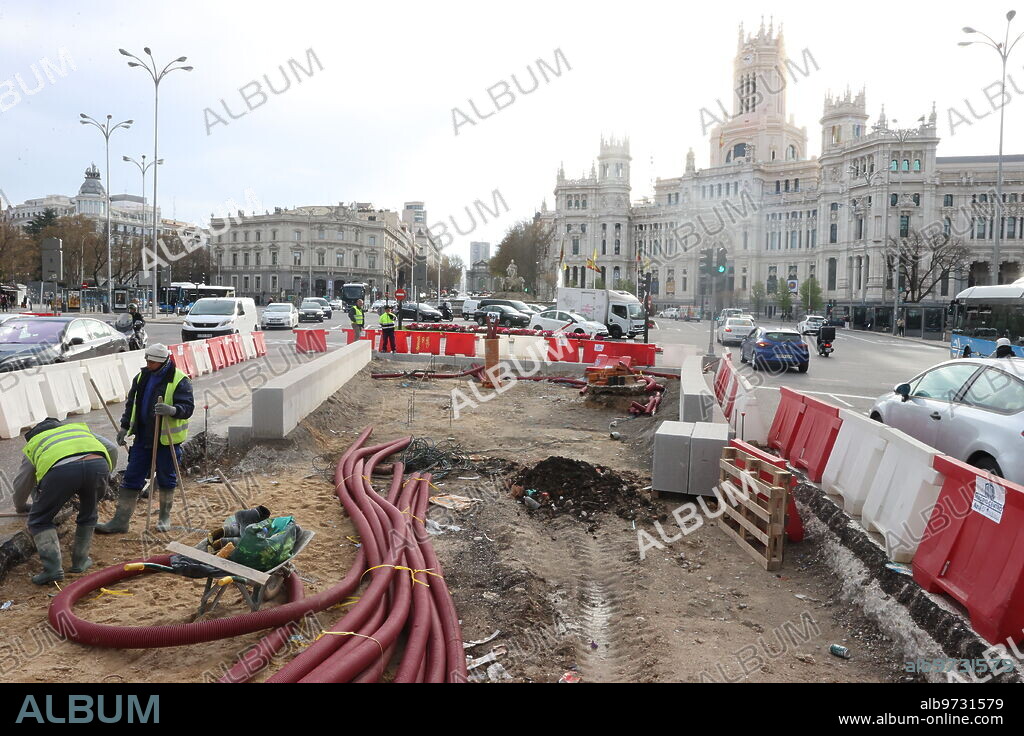 Madrid, 31/03/2022. Obras en a calle de Alcalá junto al Banco de España y en la plaza de Cibeles donde se encontraba el pebetero en homenaje a los fallecidos durante la pandemia del Covid-19. Foto: Jaime García. ARCHDC.