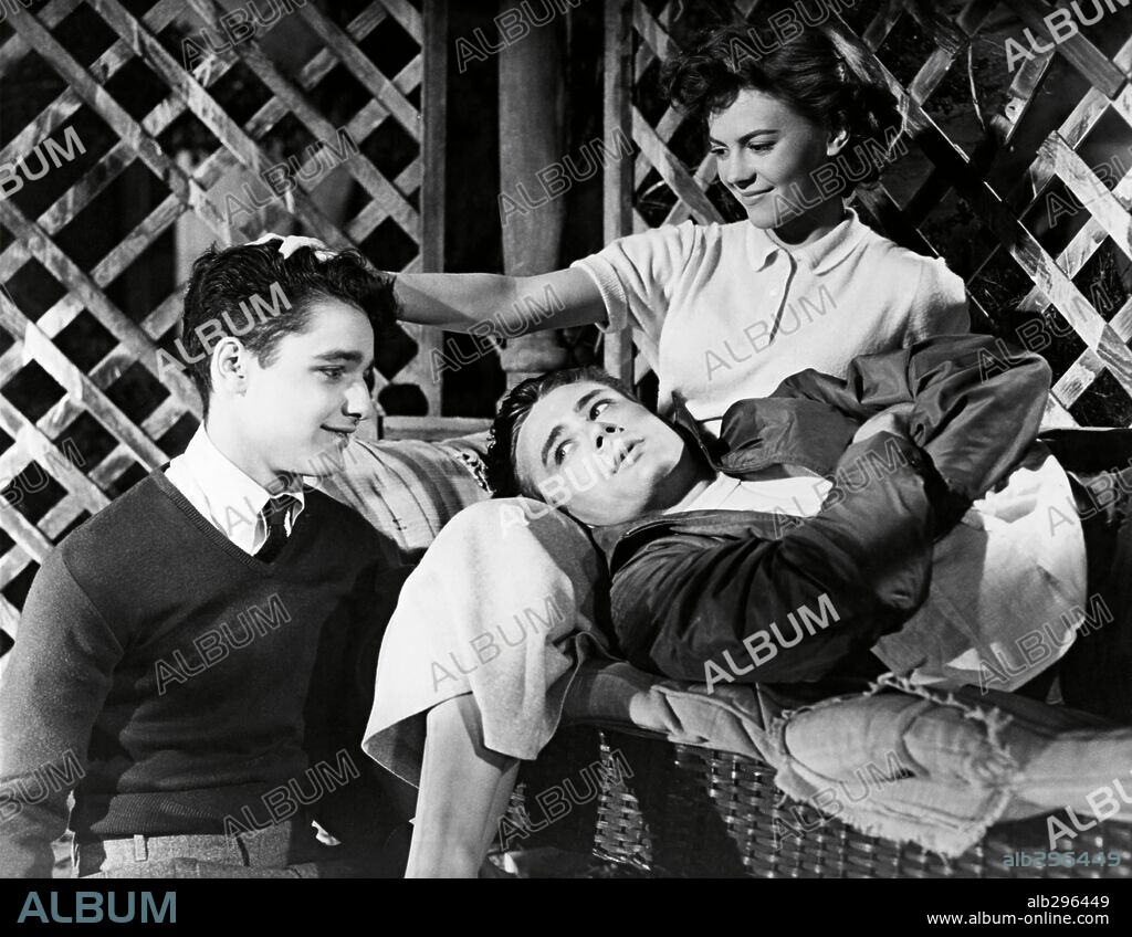 JAMES DEAN, NATALIE WOOD and SAL MINEO in REBEL WITHOUT A CAUSE, 1955, directed by NICHOLAS RAY. Copyright WARNER BROTHERS.