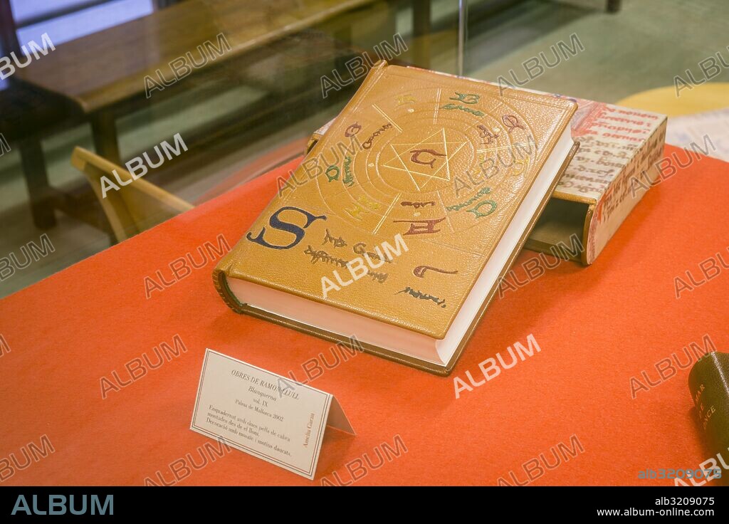Blanquerna vol. IX, obra de Ramon Llull encuadernada en el taller de Paz Alomar, biblioteca publica Can Sales,  Conselleria d'Educació i Cultura,Palma, Mallorca, balearic islands , spain, europe.
