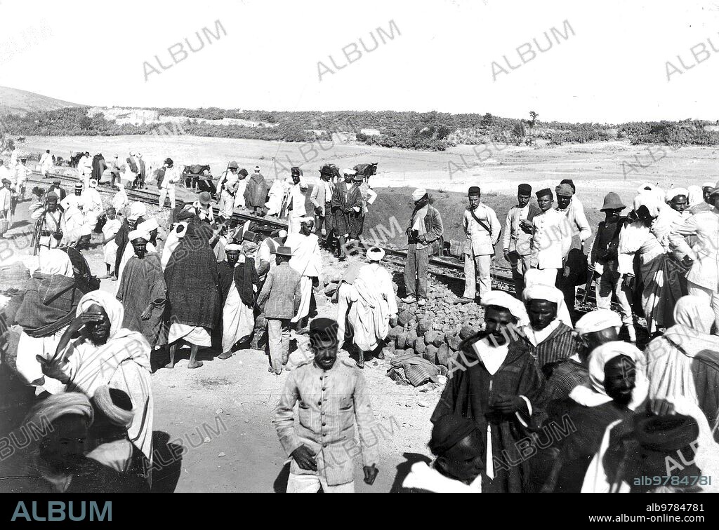 Octubre 1911. Moros Amigos de España. Rifeños que Acudieron A Incorporarse A la harca Amiga, de la cual Formaron parte durante el combate del Dia 7. - Foto: Rectoret.
