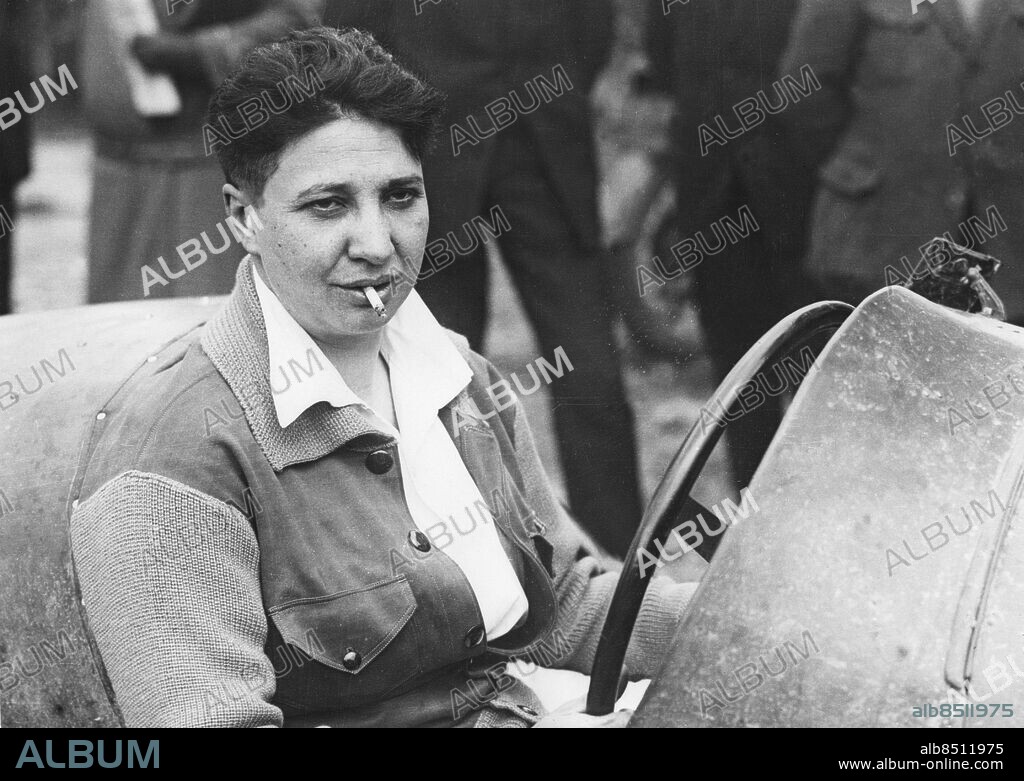 Orig. bildtext... Violette Morris, célèbre par ses victoires dans diverses compétitions sportives et qui se refusait à porter des vètements de son sexe, vient à nouveau de défrayer la chronique. Hier, sur sa peniche, amarrée près du pont de Neuilly, elle actué à coups de revolver, un ancien légionnaire qui la menacait. Un portrait de Violette Morris. Anm. V Morris, 1893-1944, fransk idrottare, känd för sin annorlunda livsstil. Pga av sitt öppet lesbiska leverne förbjöds hon delta i OS 1928. Under andra världskriget arbetade hon för Gestapo och avrättades av franska motståndsrörelsen. Androgynt utseende Ansiktsuttryck persons: VIOLETTE MORRIS sites: FRANKRIKE.