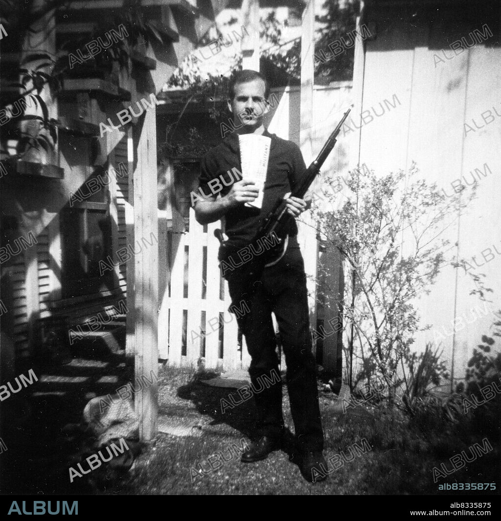 LEE HARVEY OSWALD in JFK REVISITED: DIE WAHRHEIT ÜBER DEN MORD AN JOHN F. KENNEDY, 2021 (JFK REVISITED: THROUGH THE LOOKING GLASS), unter der Regie von OLIVER STONE. Copyright Ingenious Media / Ixtlan Productions.