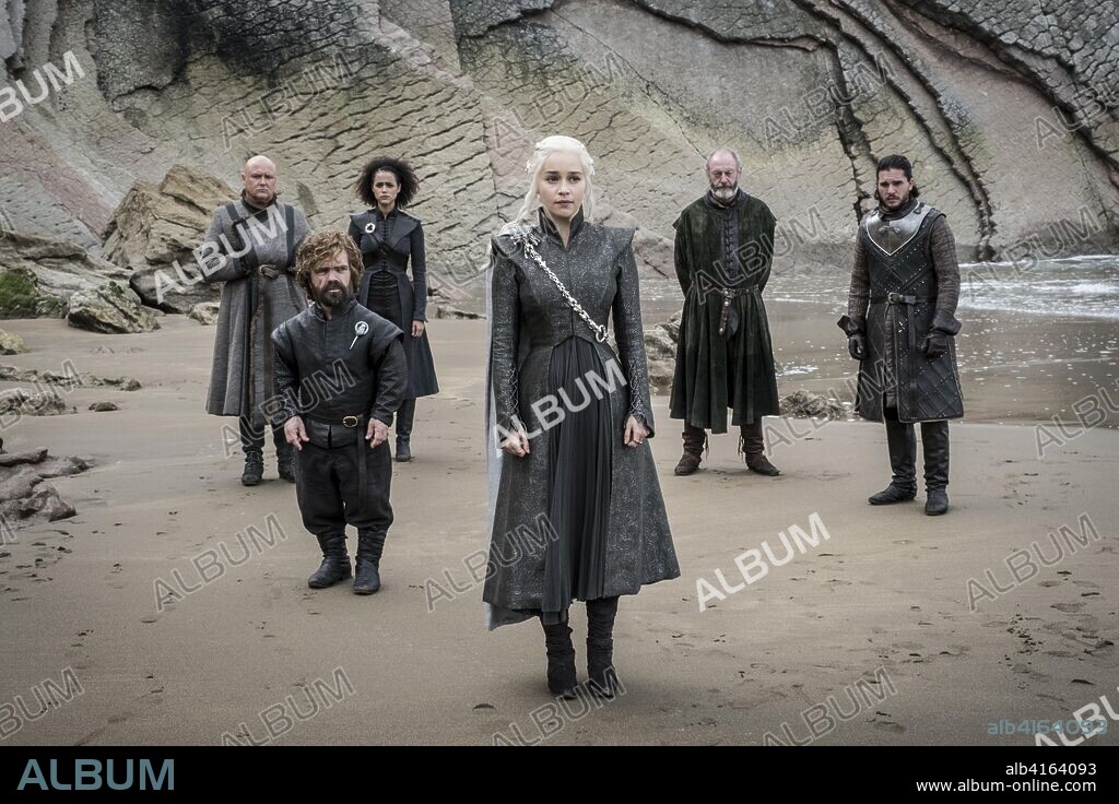 EMILIA CLARKE, KIT HARINGTON, LIAM CUNNINGHAM und PETER DINKLAGE in GAME OF THRONES, 2011, unter der Regie von DANIEL MINAHAN. Copyright HBO. Temporada 7 capítulo 4.