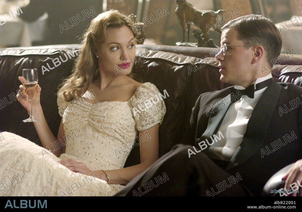 ANGELINA JOLIE and MATT DAMON in THE GOOD SHEPHERD, 2006, directed by ROBERT DE NIRO. Copyright UNIVERSAL PICTURES/MORGAN CREEK PROD/TRIBECA PROD/ / SCHWARTZ, ANDREW.