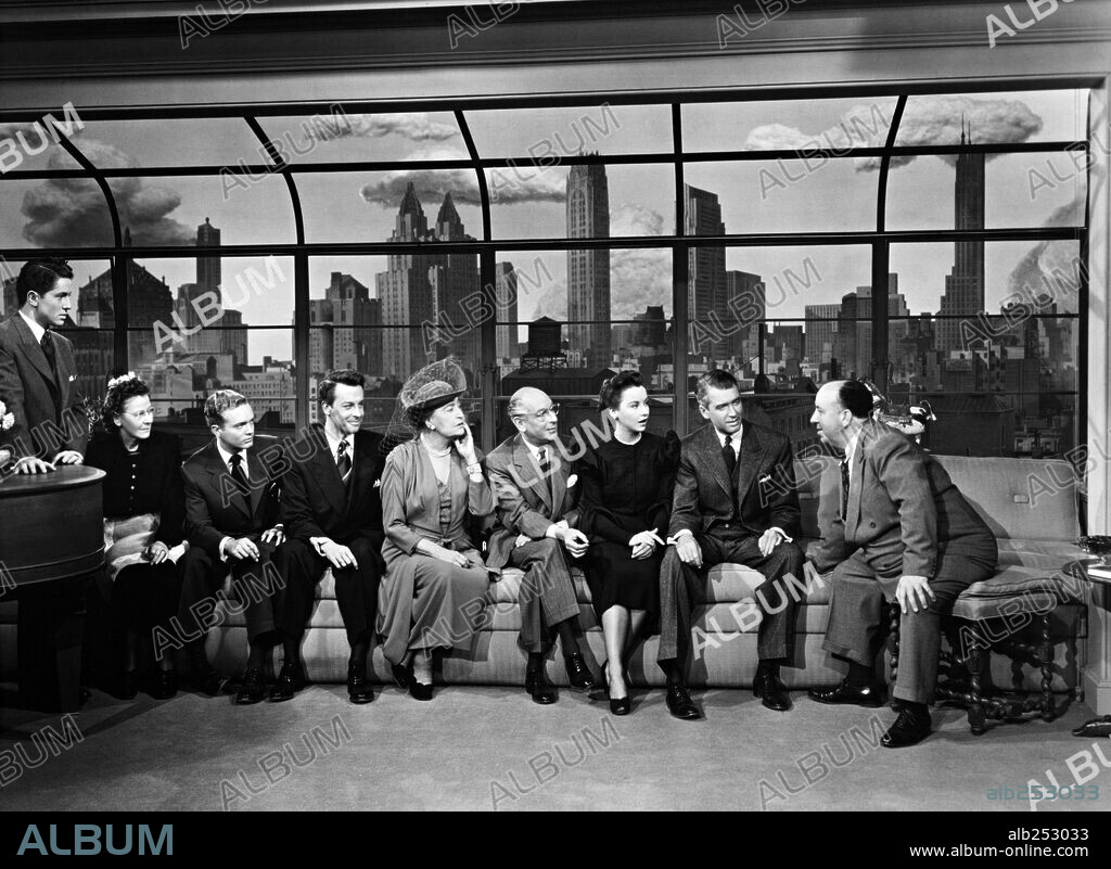CEDRIC HARDWICKE, CONSTANCE COLLIER, DAME EDITH EVANS, DOUGLAS DICK, FARLEY GRANGER, JAMES STEWART, JOAN CHANDLER y JOHN DALL en LA SOGA, 1948 (ROPE), dirigida por ALFRED HITCHCOCK. Copyright Warner Bros./Transatlantic Pictures.